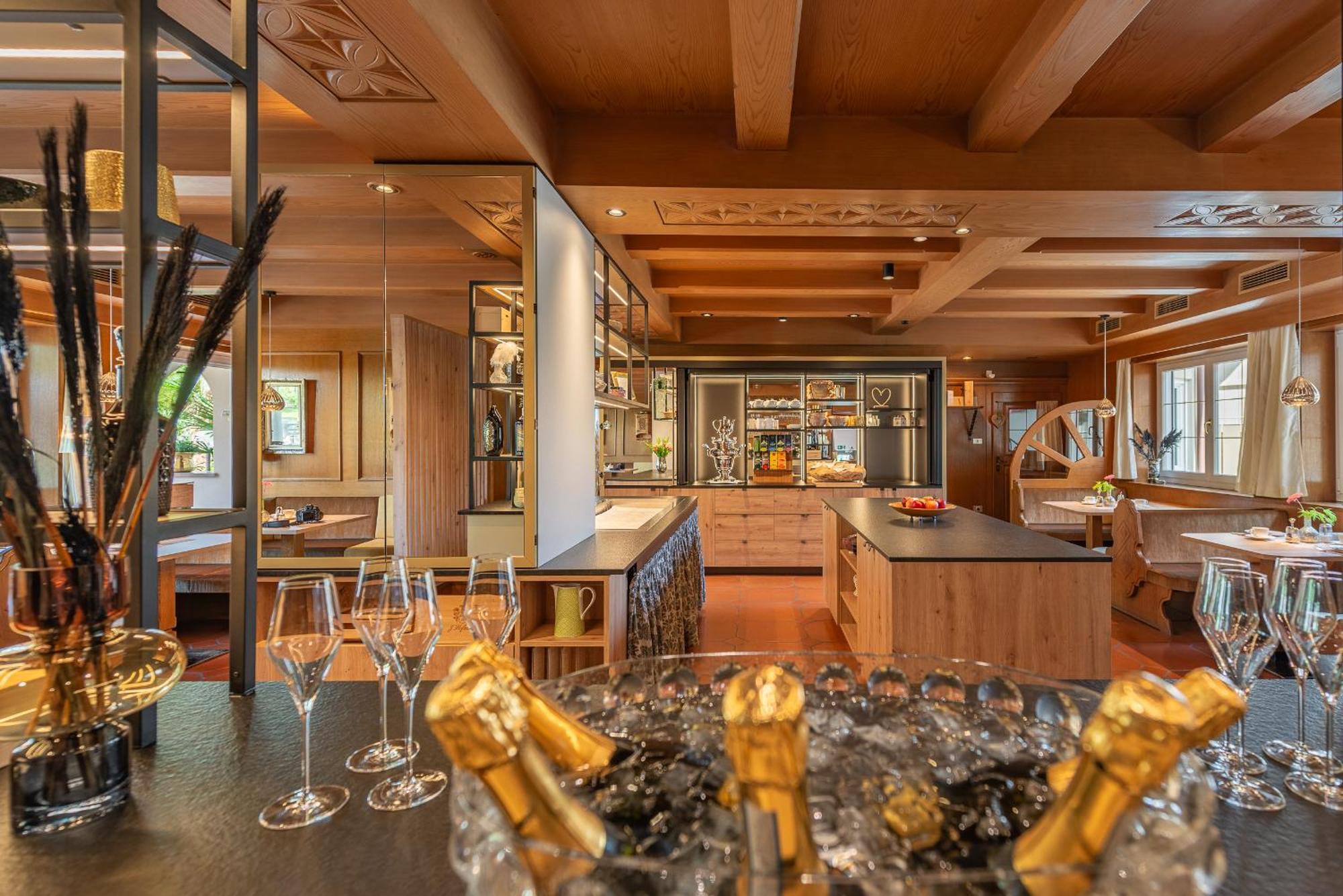 Tirolerin Garni Hotel Tramin an der Weinstraße Exterior foto